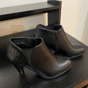 Chic Black Croc-Embossed Heeled Boots